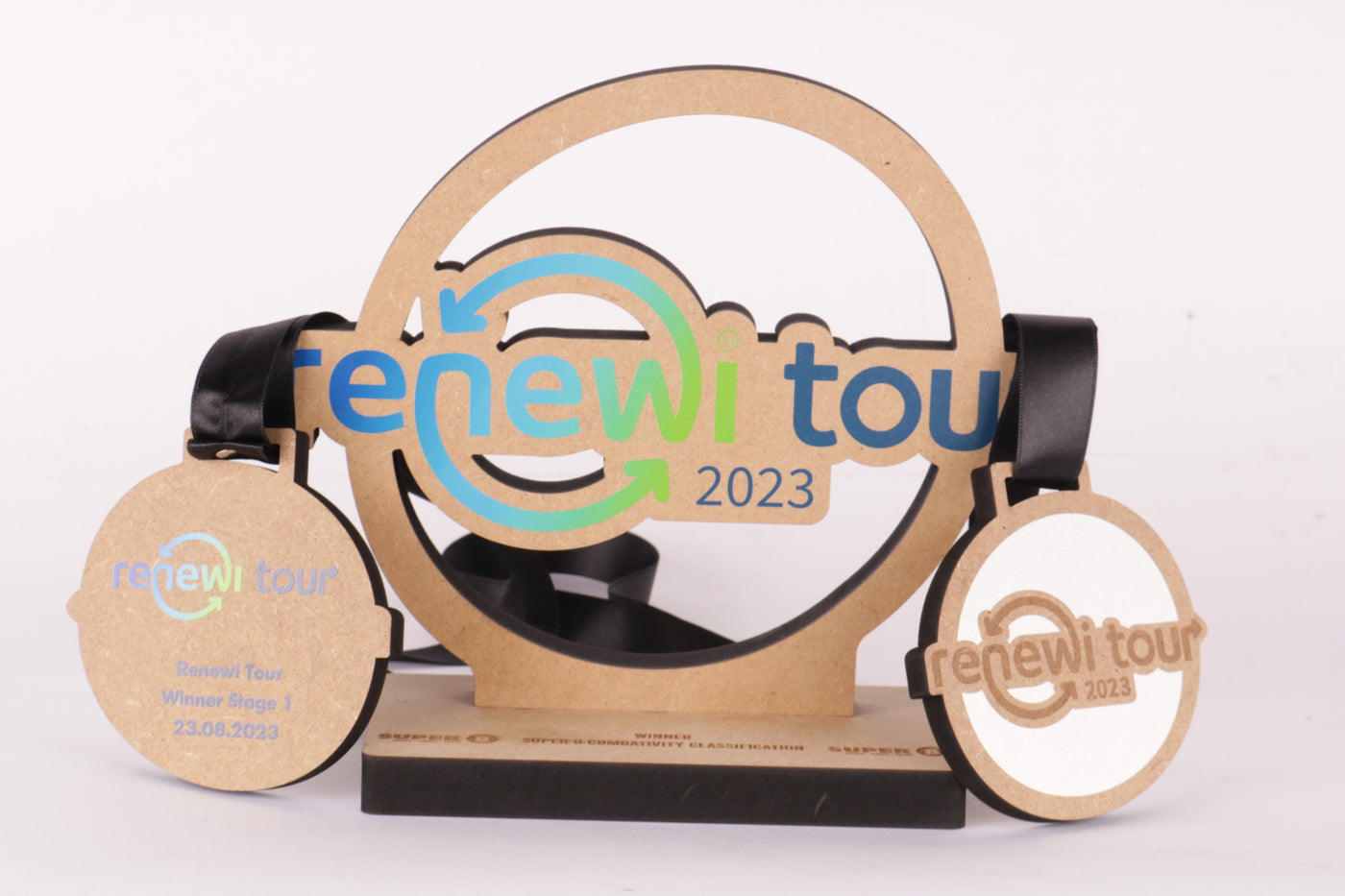 wooden trophy with wooden medals for the renewi cycling tour