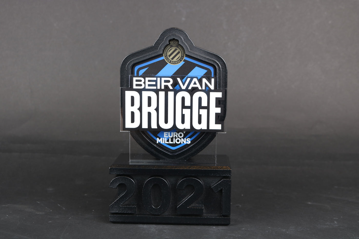 black base with acrylic design with the logo of fc club brugge