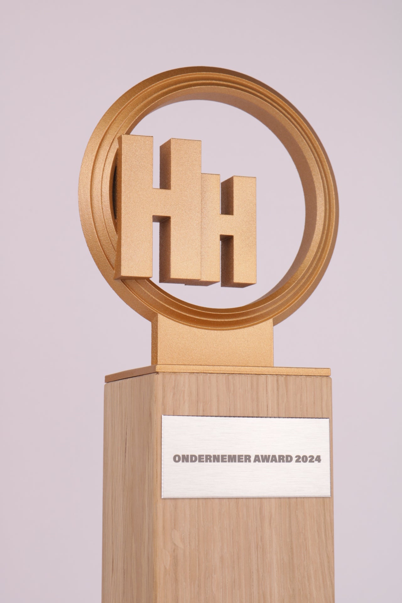 wooden trophy base with a golden 3d printed circle 
