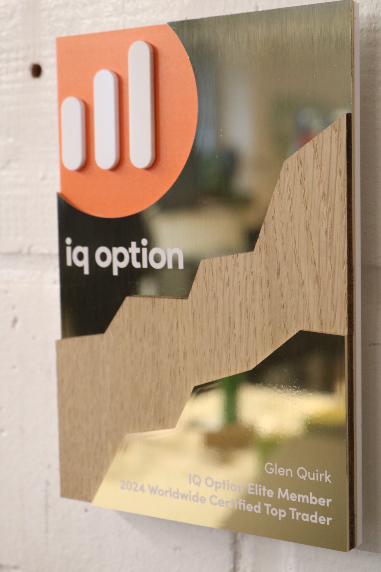 gold and wooden trophy for iq option