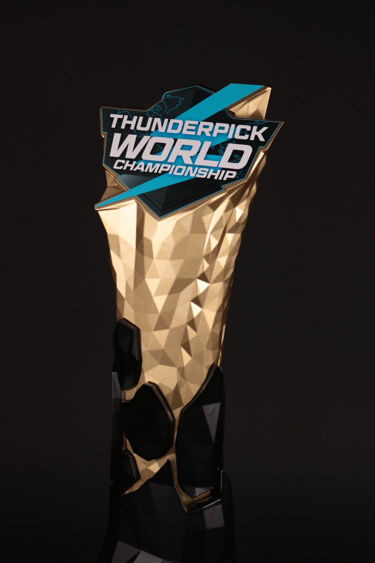 golden 3dprinted trophy with the logo of thunderpick worldchampionship