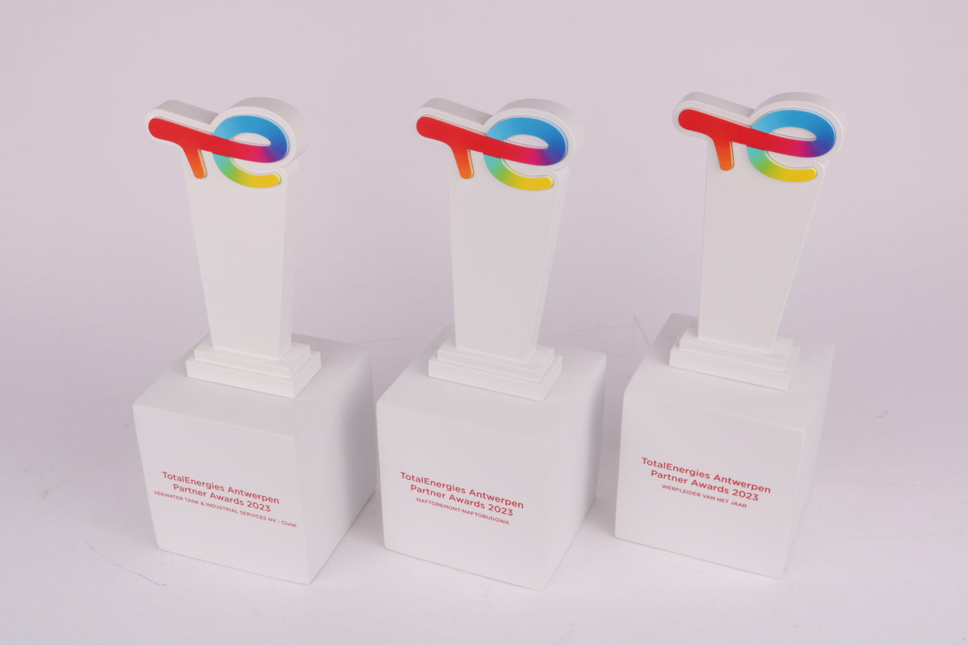 white trophy stand with a white 3d printed logo from total energies