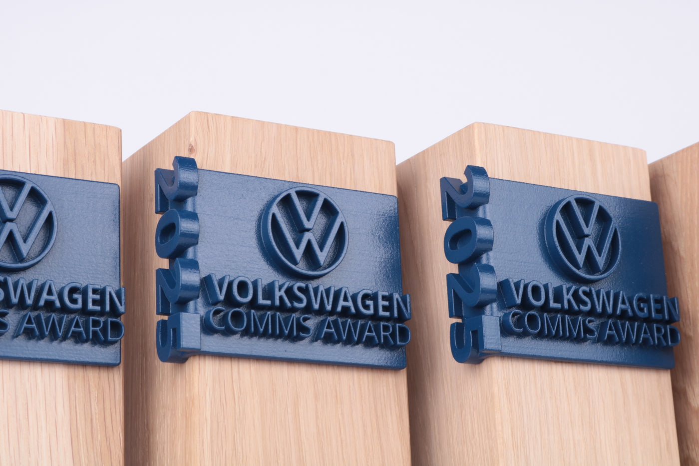 oak corner text trophy from webshop with dark blue volkswagen text, font and logo