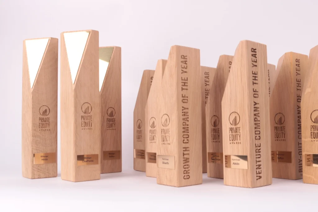 belgien venture capital private equity association asbl private equity awards 2024 trophée personnalisé bois de chêne plaque dorée 8d843adc cb6e 42fb b8ba 1b8199d43024
