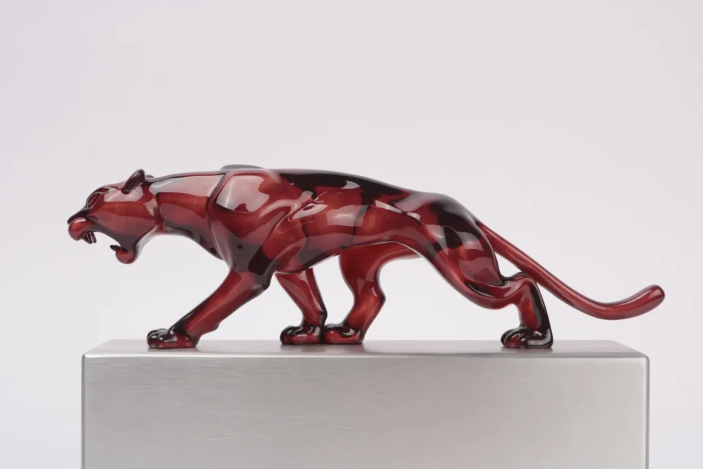 trofeo corporativo de aluminio personalizado brillante y transparente con silueta de pantera roja izquierda 2025