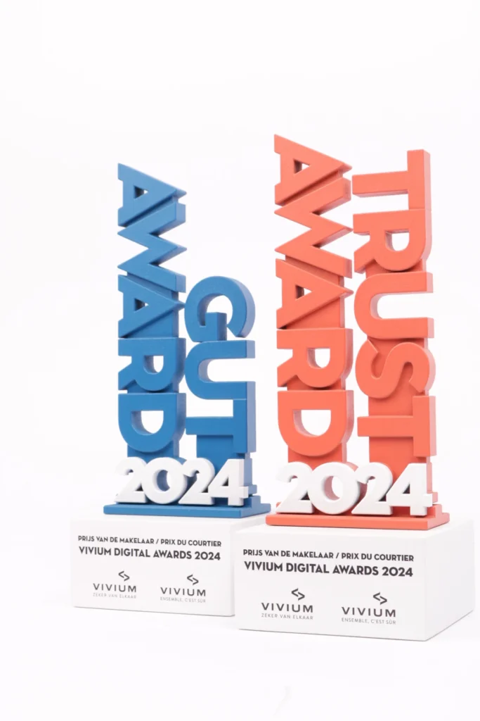 Tótems de texto 3D azules y rojos para los Vivium Digital Awards 2024, incluido un Trust Award