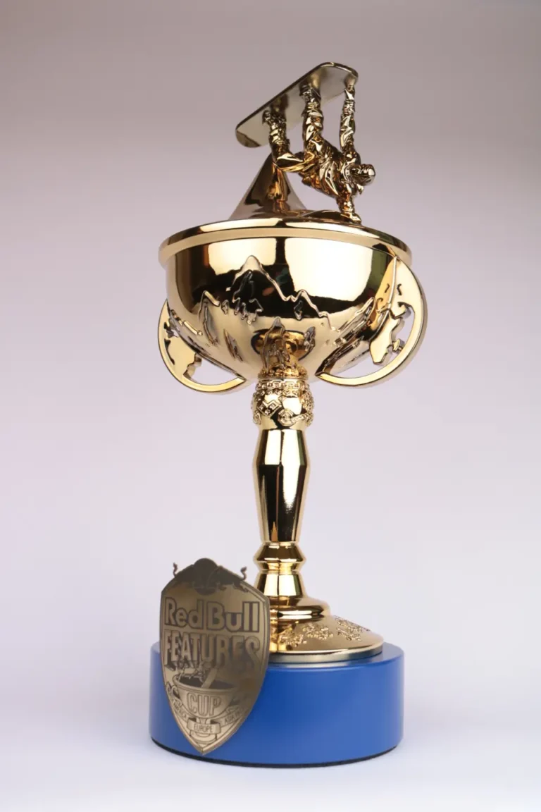 Uniek snowboardtrofee voor Red Bull Features