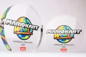 Deux awards gagnants Mario Kart World en acrylique transparent pour Nintendo France