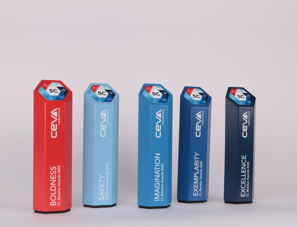 Vijf zeshoekige CEVA Logistics-bedrijfswaardeawards voor de CL Benelux Awards 2025, in rood en tinten blauw voor Boldness, Safety, Imagination, Exemplarity en Excellence