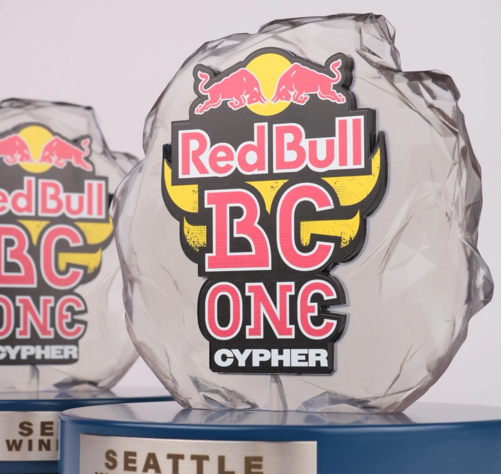 Premios para los ganadores del Red Bull BC One Cypher 2026, trofeos de aspecto cristal facetado con el logotipo a todo color de Red Bull BC One Cypher sobre bases azul marino