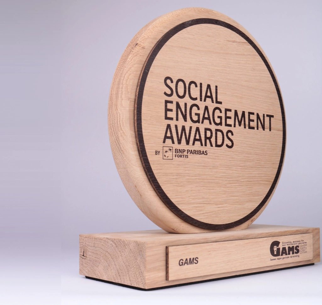 Solid oak disc award for the Social Engagement Awards by BNP Paribas Fortis, engraved for GAMS on an oak base